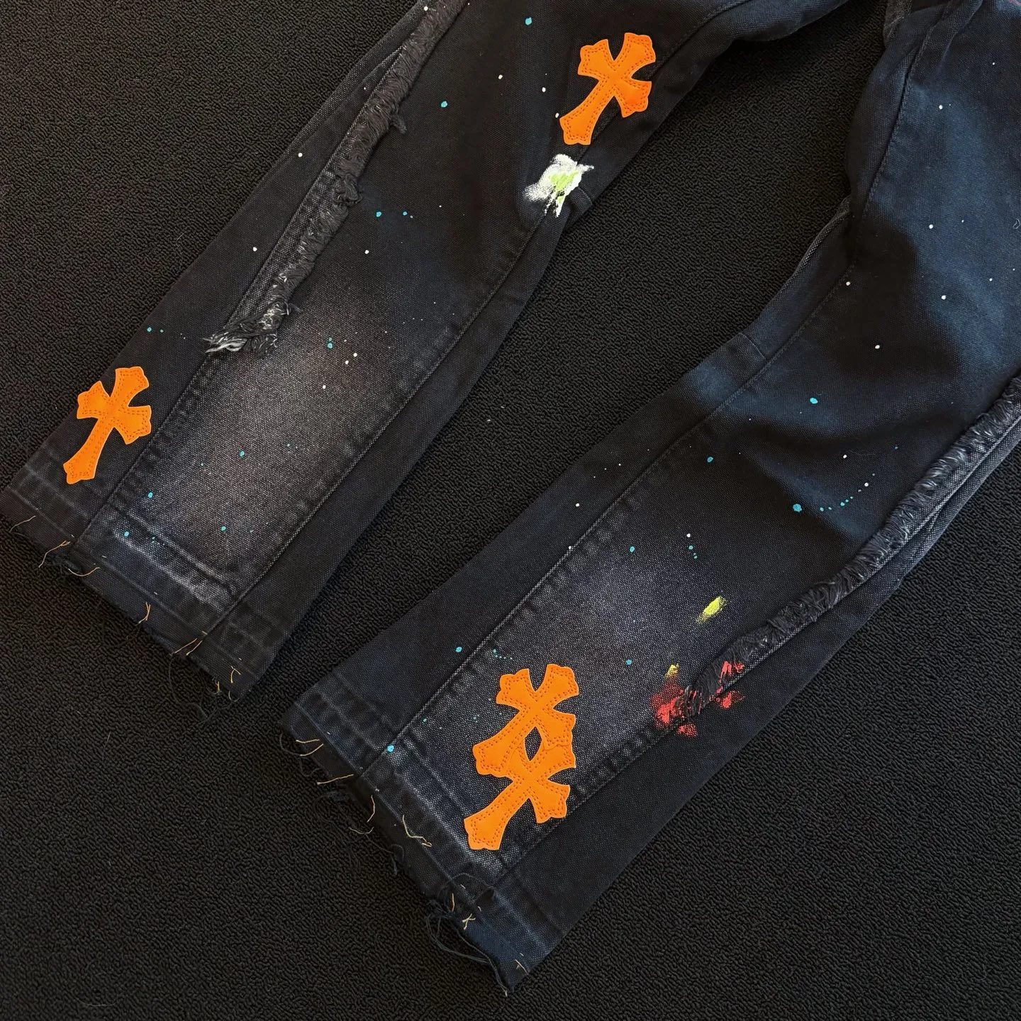 P270 model number: D355 GALLERY DEPT & Chrome hearts co-branded distressed ripped jeans with cross horns. Three-dimensional version. Loose and comfortable, not picky about body shape. Factory-made. Original factory quality control. Same style for men and women. Can be matched with couples. Versatile recommendation. Must-have denim for all seasons. The craftsmanship is made of heavy-duty washed pure cotton denim fabric. After washing, it is soft and thick. It is very stylish when worn on the body. Size: 28, 30, 32, 34, 36 (S-XXL) Color: Splicing Size reference # 28 trouser length 100 waist 72 30 trouser length 102 waist 76 32 trouser length 104 waist 80 34 trouser length 106 waist 84 36 trouser length 108 waist 88